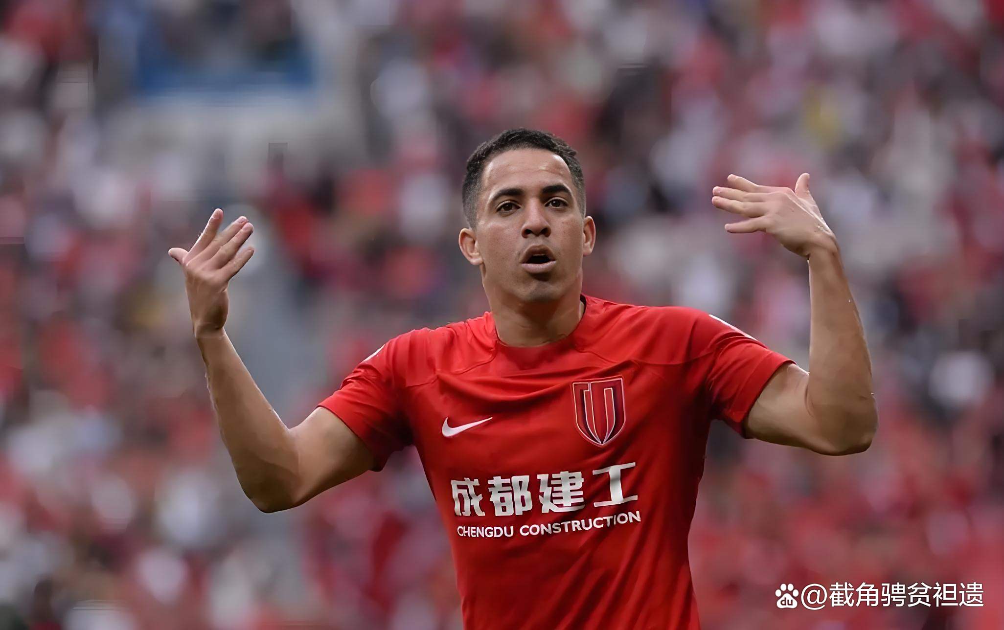 包含今夜成都蓉城备战英超，绝杀压哨细节曝光，更衣室稳定，训练强度明显提升的词条