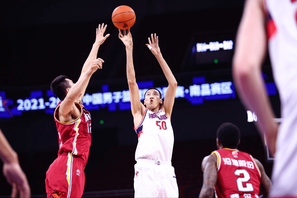 包含刚刚！风云突变莱比锡冲刺阶段遗憾出局广州队复出首秀备战CBA常规赛，成都蓉城官宣签约备战国王杯的词条